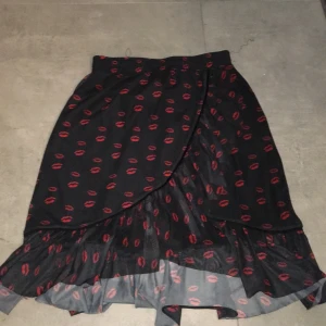 Puss tjol - Svart medel lång tjol med pussmunnar på