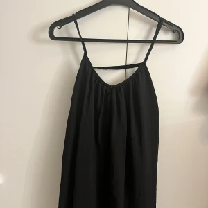 Klänning från H&M - Svart klänning från H&M säljer då den inte kommer till användning, aldrig använd, storlek xs  Hör av er vid frågor!