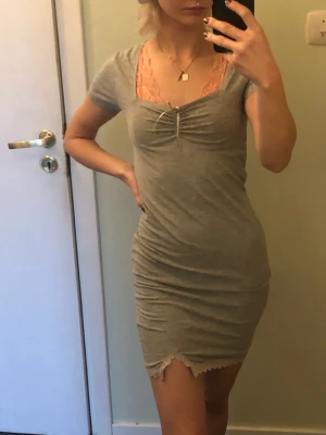 Grå mjuk bodycon - Bästa finaste mjukaste bodyconen, använder aldrig den dock :( du kommer älska den, sitter fantastiskt och man känner sig så snygg i den! Passar 34 perfekt!