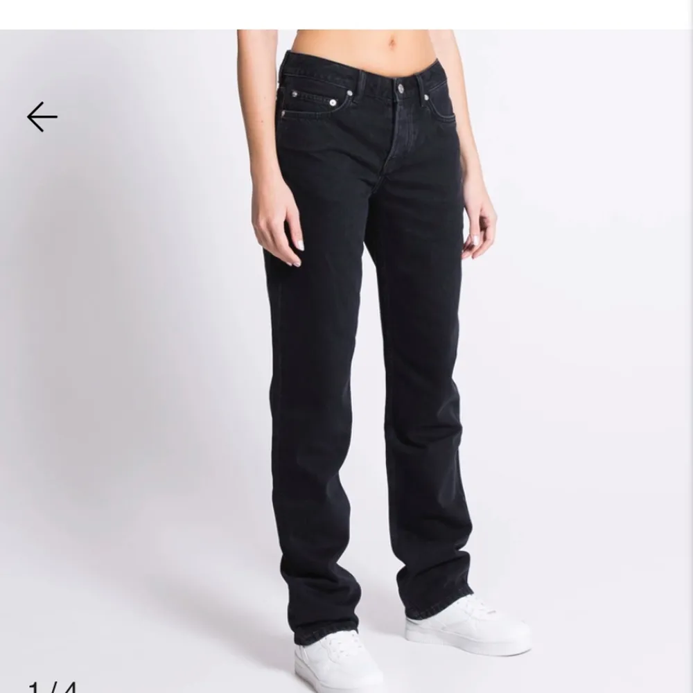 Low waist straight jeans! 3 stycken jeans i storlek xxs! Jättefint skick på alla och nypris är 400kr per jeans! Priset kan diskuteras! Skriv för bilder på jeansen elle på mig! . Jeans & Byxor.