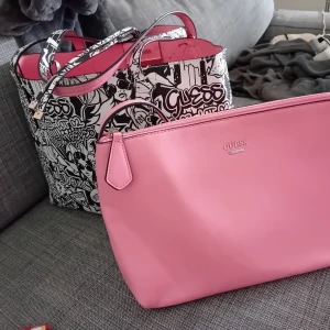 Unik guessväska  - Unik guessväska med extra handväska i. Äkta. Rymlig. Snyggare väska får man leta efter 