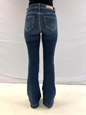 Mörkblåa hunkydory jeans - Medelhög midja  Uppsprättade och stenar baktill💓 