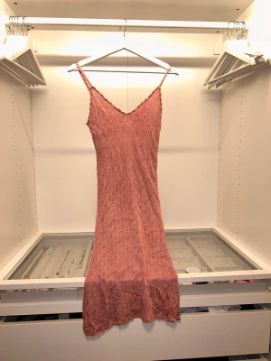 Rosa tajt klänning  - Superfin och knappast använd, haft länge och fick i pressent och har inte nån koll på märket