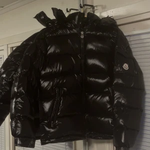 Moncler Maya - Denna jacka är storlek 4 alltså L, använd 1-2 gånger. Väldigt fin och bra jacka, har bibehållit sin fullkomliga skick. 