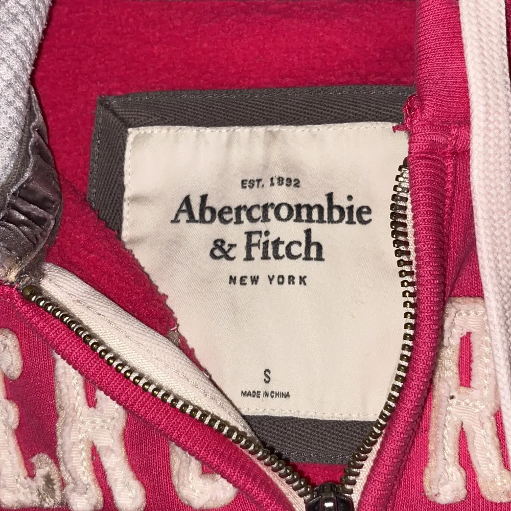 säljer denna abercrombie hoodie då den inte kommer till användning!❤️❤️Storlek s men passar xs också❤️. Hoodies.