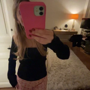 Stickad tröja med fyrkantig urringning  - Jätte fin ribb stickad tröja med fin fyrkantig urringning🩷⭐️