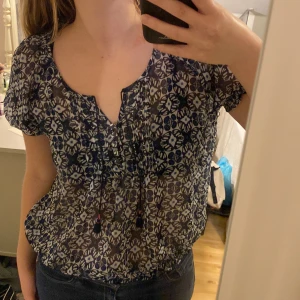 Blus  - Mönstrad blus från Dobber