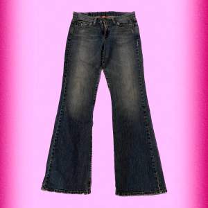 Super snygga utsvängda jeans! Vintage 💞76 midja , 76 innerbenslängd🫶🏽inga bilder på!