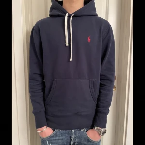 Ralph Lauren Hoodie - Tvär fet mörk blå Ralph Lauren hoodie som tyvärr börjar bli lite för liten. Skick: 9/10, använd försiktigt. Köpt på Farfetch för 2300kr