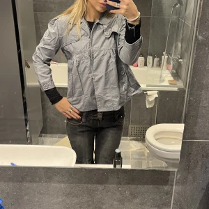 Trekvartsärmad tunn jacka  - Så fin populär  trekvartsärmad tunn jacka, men går att använda som kofta! 