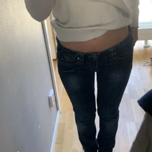 Low waist jeans  - As snygga lowaist jeans med coola detaljer på fickorna!!  Jag är 160