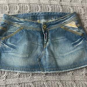 Super snygg Replay jeans kjol i strl 28. Passar XS/S Använd fåtal gånger så extremt bra skick. Fri frakt 