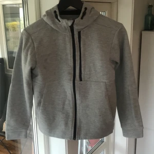 Ziphoodie, Grå H&M - Grå Ziphoodeie, H&M Stl 146/152. Använt skick⭐️
