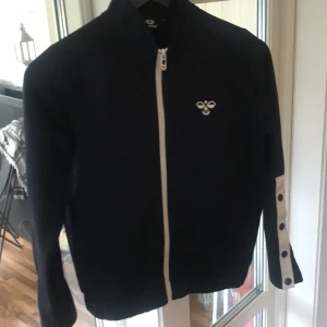 Tröja m. Dragkedja Hummel - Fint skick! Tuff tröja i mörkblått ifrån Hummel i Stl 152,