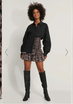 leopard kjol - köpt förra sommaren, använd fåtal gånger så i väldigt fint skick💘 storlek 36