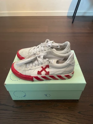 Off white skor  - Säljer dessa super coola off white sneakers! Slitna men går att tvätta upp och fixa🥰 den röda tagen på har jag tyvärr klippt av. Nypris ca 3000kr