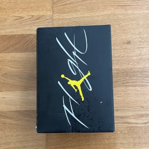 Jordan 4 thunder till salu. Jag vann skorna från en tävling och de är helt äkta. - De är bäst skick som möjligt! Har ej kvitto, pris kan diskuteras😁