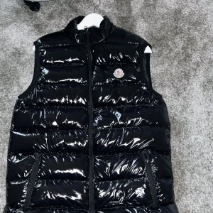 Moncler väst - Säljer min Moncler väst billig pris eftersom har inte använt den så mycket och jag har köpt en annan väst. Skicket är som ny, hör av er för intresse och frågor!