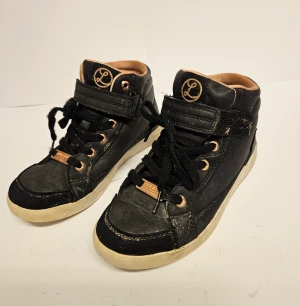 Skor från Linear  - Sneakers från Linear i svart och roseguld. Välanvända men i fint funktionellt skick.  Har inte försökt tvätta dem utan de säljs i befintligt skick och går säkert att piffa till mer. Storlek 35. Nypris 500 kr.