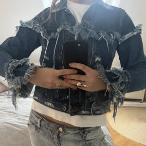Jeansjacka  - Säljer min coola jeans jacka från Zara! 