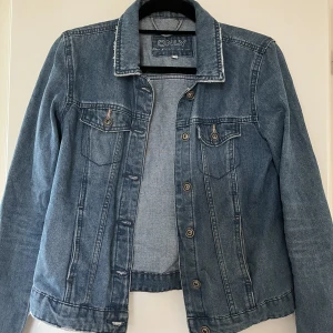 Jeansjacka Only  - Jeansjacka från Only i storlek 38. Den är använd men i fint skick. Snabbt köp uppskattas