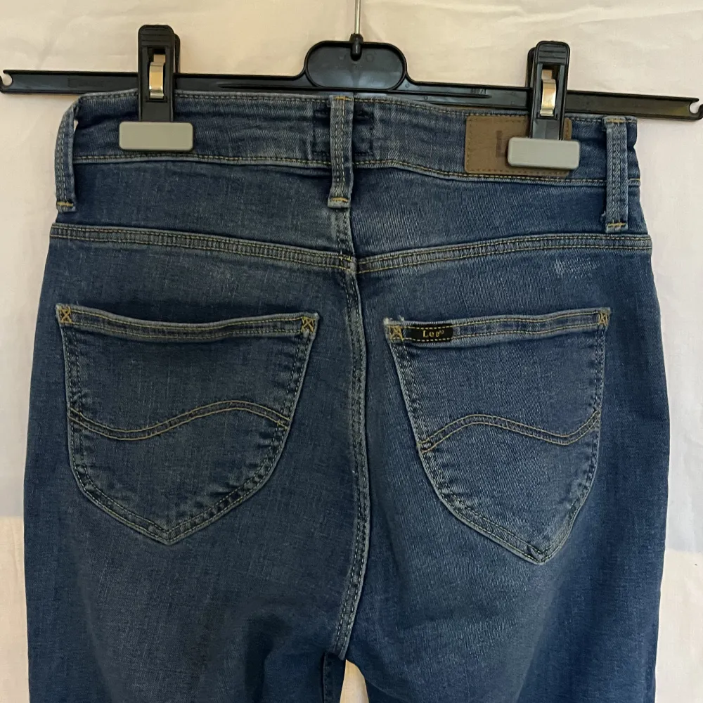 Flare jeans från Lee i storlek 25/33! Snygg blå färg och lätta att styla🌟köptes nya för 900kr. Jeans & Byxor.