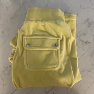 Juicy Couture Byxor - Säljer ett par fina juicy byxor i xxs! 