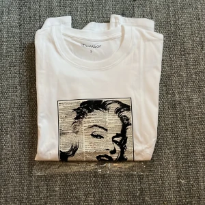 One wear - Fet one wear t shirt i stl small, helt slut såld i alla storlekar,helt ny, MVH Simon 