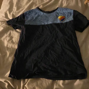 Gullig djurgårds tröja - Liten tröja funkar jätte bra som croptop ☺️ bara lite liten för mig nu så säljer den