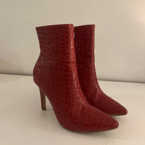 Röda klackar - Jättebra skick, använd endast ett fåtal gånger.