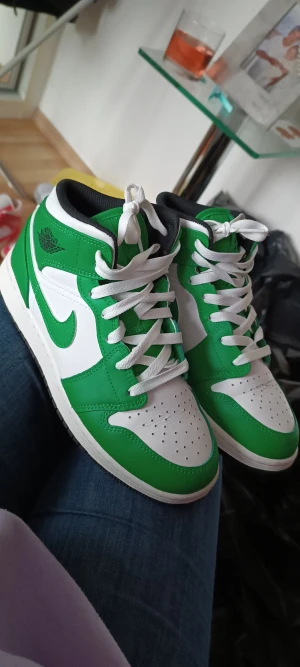Nike Air Jordan 1 MID green - size 36.5.  New shoes, no box, thrown away when moving.  Shoes bought in Switzerland at Snipes, collection in person at Bro