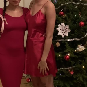 Satinklänning - En fin sidenklänning som tyvärr inte kommer till nytta längre. Justerbara band och sydd till att sitta slankt runt kroppen. För fler bilder eller exakta mått är det bara att fråga❤️