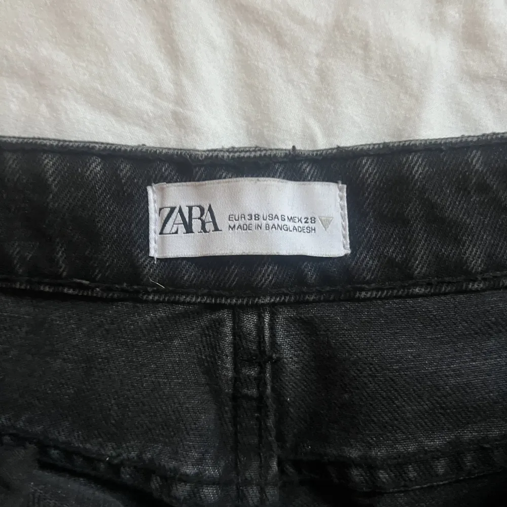 Säljer dessa jeans från Zara, de är i storlek 38 och knappt använda! Jag fraktar endast hör av er om ni har frågor❤️. Jeans & Byxor.