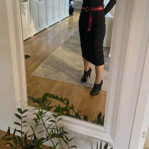 Kjol Hugo Boss - Säljer den här extremt vackra kjolen från Hugo Boss. Kjolen är i jättefint skick och knappt använd. Stretchiga följsamts material med fint fall som ger en mycket elegant look. Till kjolen medför ett rött skärp som gör det tydligt att det är från Hugo Boss