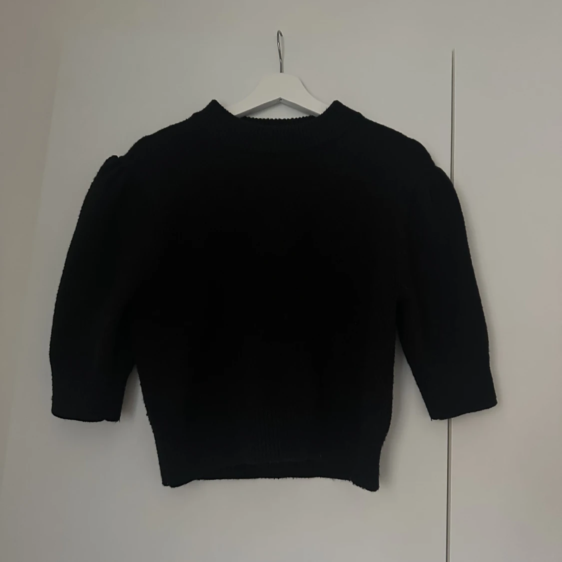 Svart stickad t-shirt - 90