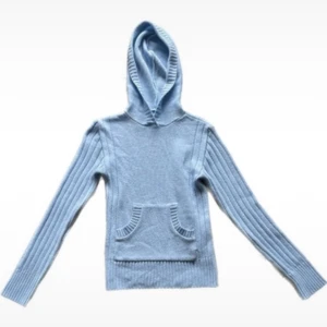 Tight Stickad tröja  - Säljer denna skitsnygga unika stickade blåa tröjan, den sitter tight och skulle säga att de passar en xs-s. Pris går alltid o diskutera 🩷🩷