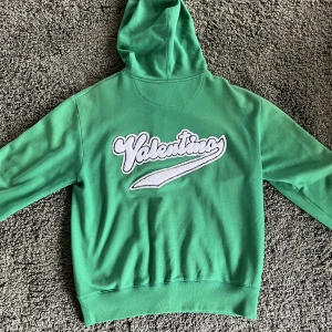 Valentino hoodie - Size S (oversized, S-L)  Cond 8/10, har tags  (litet hål vid ena mudden). Nypris 18 000kr  Kan gå ner i pris vid snabb affär! 