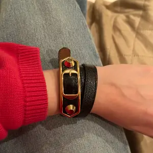 Supersnyggt Balenciaga armband. Köpt 2017 men sparsamt använt så ser som nytt ut när det sitter på. Lädret har blivit lite torrare med åren, eventuellt lite torra sprickor, eller smink som lagt sig i, kan inte avgöra riktigt (se bild 3). 1500 ex frakt ☺️