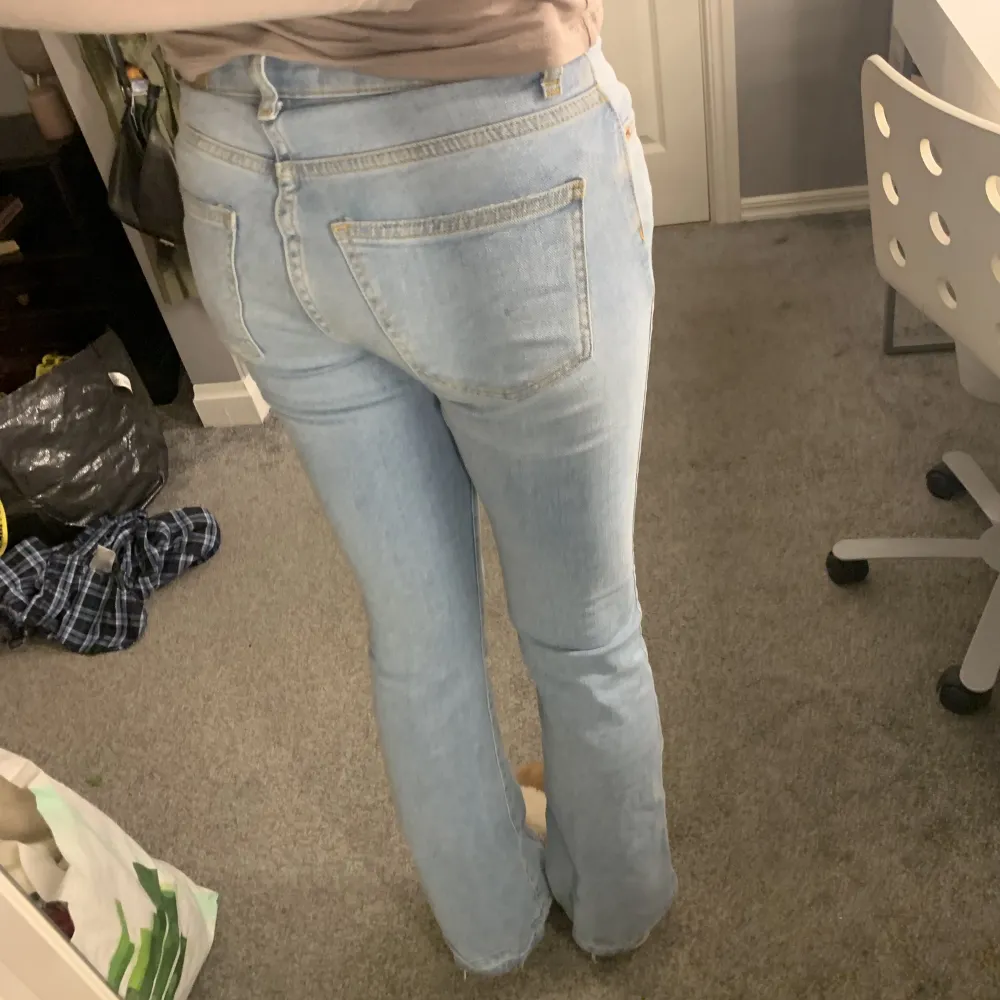 Säljer mina Low waist jeans från gina tricot då dom inte passar på mig så bra men dom är super fina annars. Dom är uppsprätta längst ner men inget man tänker på💕. Jeans & Byxor.
