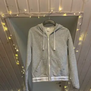 Snygg zip hoodie från Calvin klein, i bra skick med har två små prickar på armen, ingen aning vad det är. Därav av billigt pris för att vara CK🤍🖤