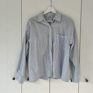 Klassiska randiga skjortan från Djerf Avenue! Väldigt bra skick!