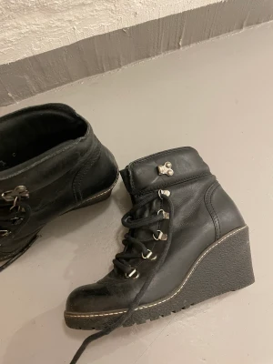 Vinterkängor  - Märke: dinsko Strl:36 Färg: svart Material: läder, insidan och utsidan.