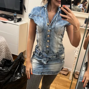Jeans klänning - Verkar som det är barnstolek L men jag är vuxen S