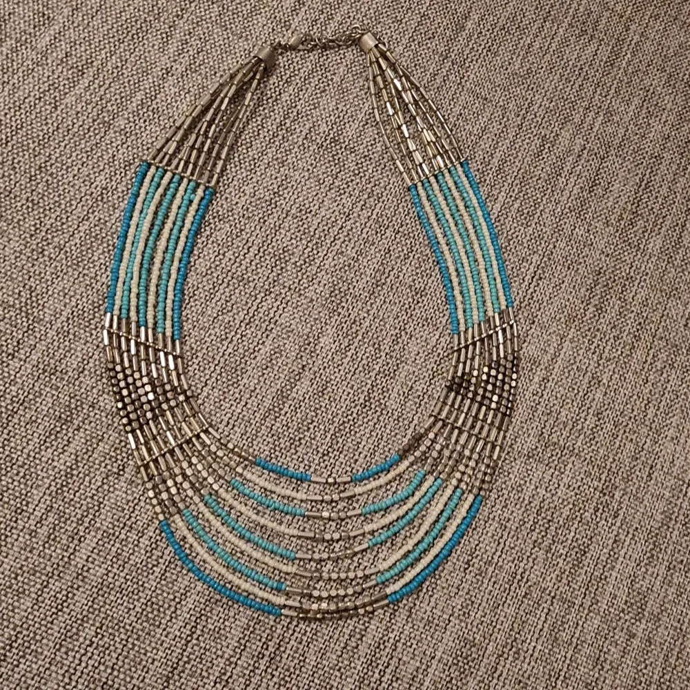Halsband med coola detaljer 💙. Accessoarer.