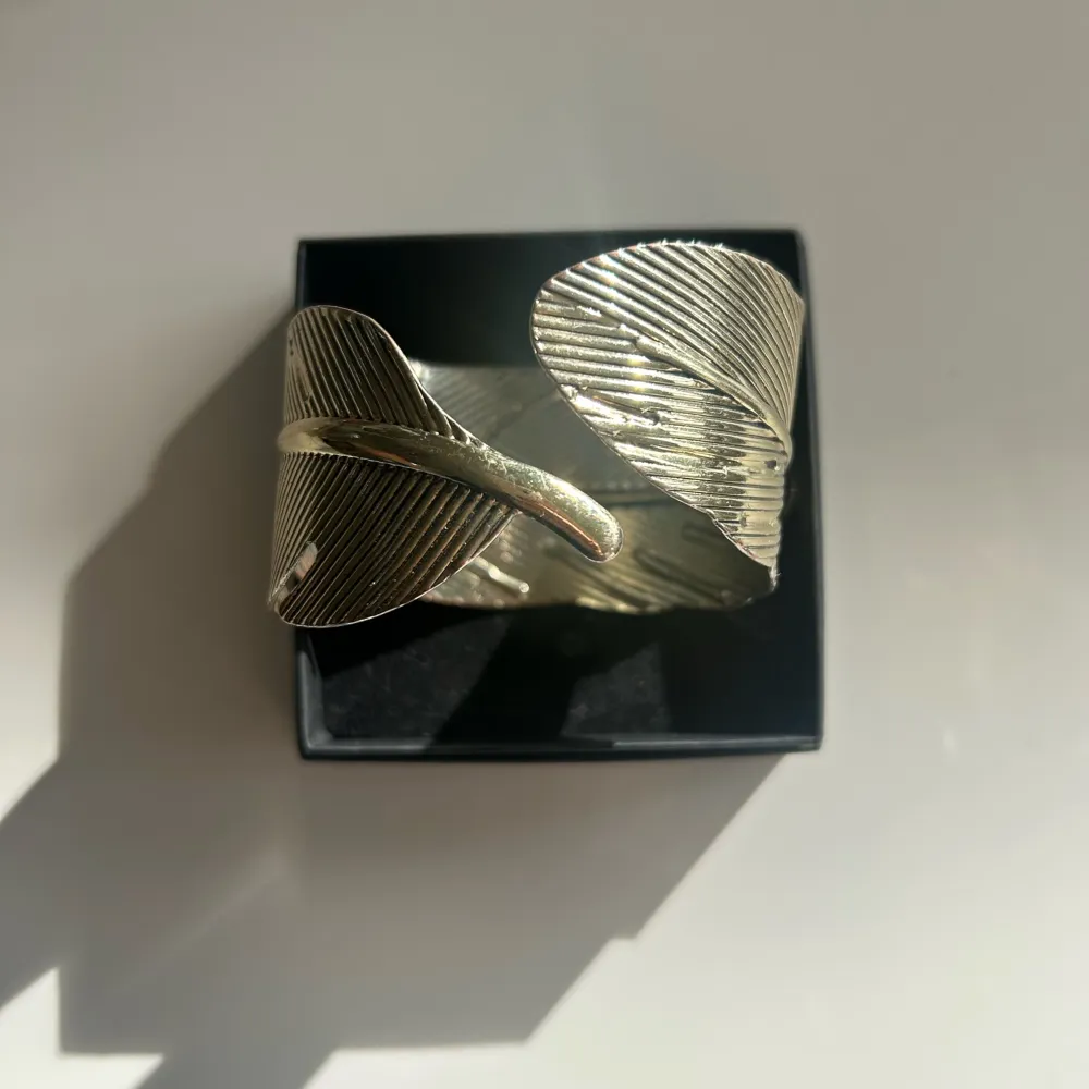 Mycket fint bladarmband i en svag guldfärg. Armbandet är i mycket bra skick och vi har sett till att få den extra fin 🤍  Instagram @uf.argenti . Accessoarer.