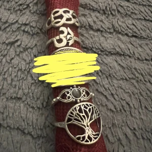 Ringar - Silvriga ringar 🥰 En för 20kr alla för 70kr. Den ena är nu såld därför är den målad över.