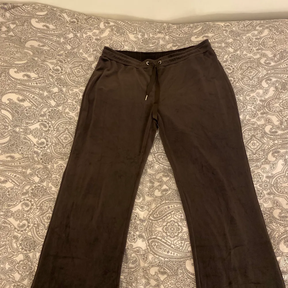 Bruna väldigt mjuka byxor i väldigt bra skicka från Gina. Använd 1 - 2 gånger. Storlek XL ( små i storleken ) . Jeans & Byxor.