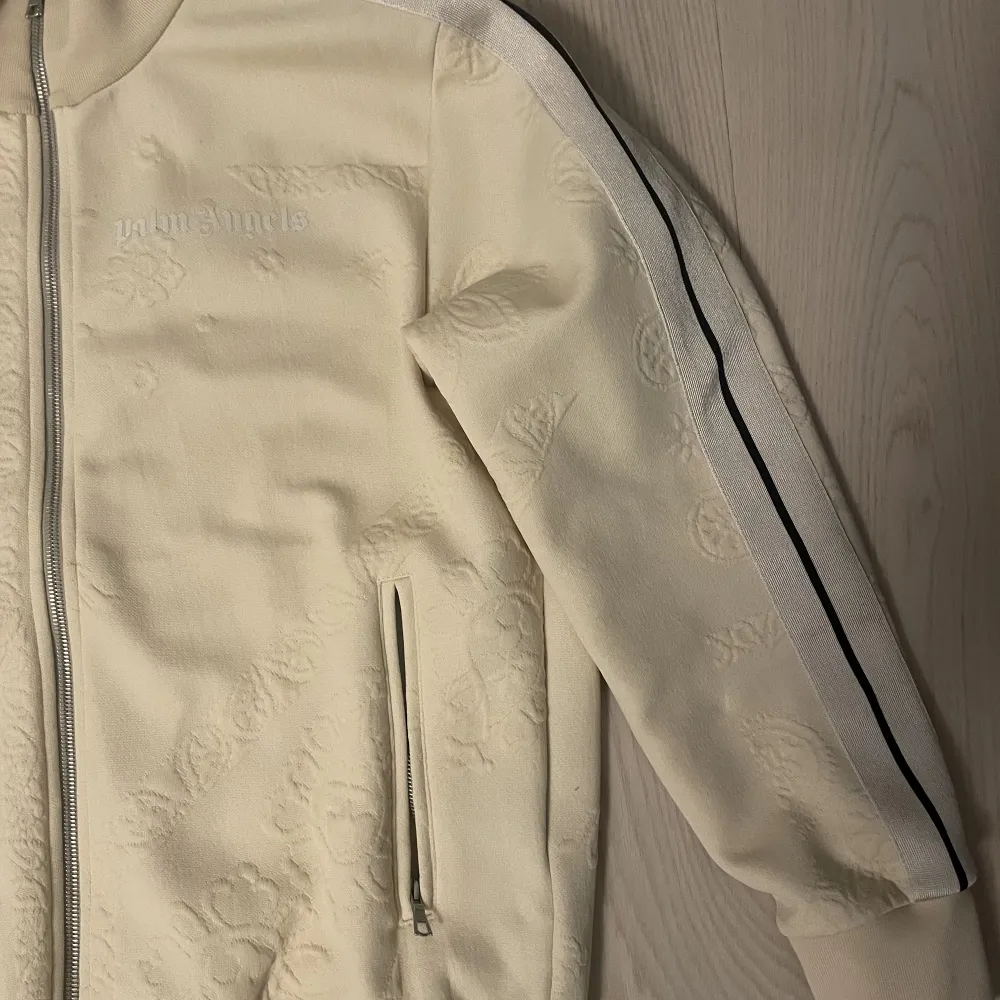 Palm Angels Embossed Bandana Track Top ’Beige’. Från F/W dropet 2021. Nypris 8000kr Går såklart att autentikera den med Certi Logo. Passar M. Skriv för minsta fråga.. Hoodies.