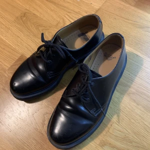 Dr. Martens  - Simpla och tidlösa dr. Martens. Super bekväma. Men har inte kommit till användning. 