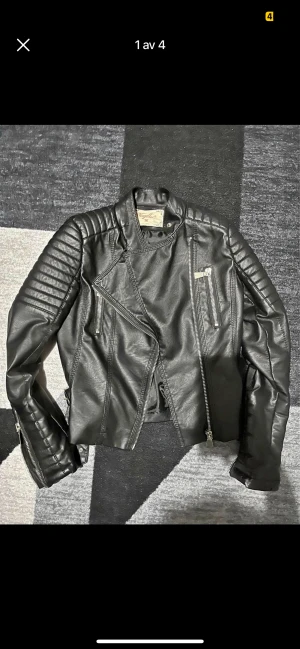 Skinnjacka  - Säljer min skinnjacka då jag har tröttnat den använd i gott skick ser ut som ny,